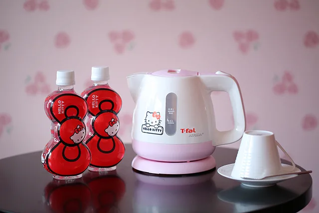 where to stay in Tokyo with kids- hello kitty hotel drink