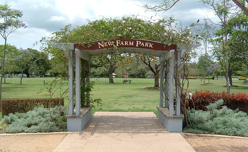 800px-New_Farm_Park-gate