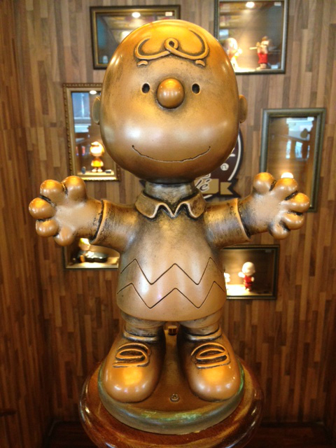 charlie brown cafe hong kong - charlie brown statue pic 