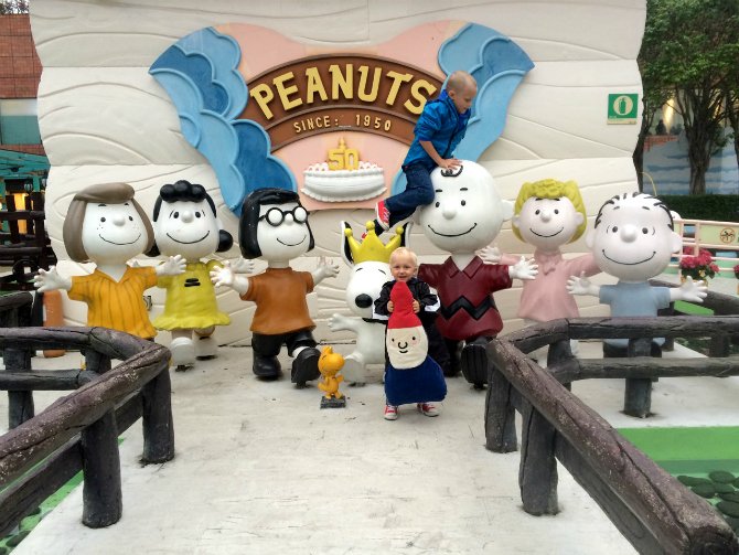 snoopy world characters photo opportunity 670B