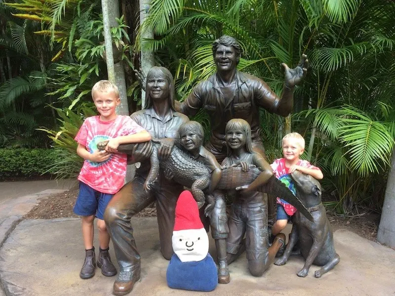 australia zoo bronze sculpture of family pic