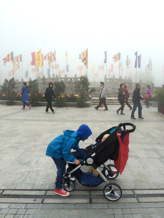 njong ping 360 stroller on a misty day pic