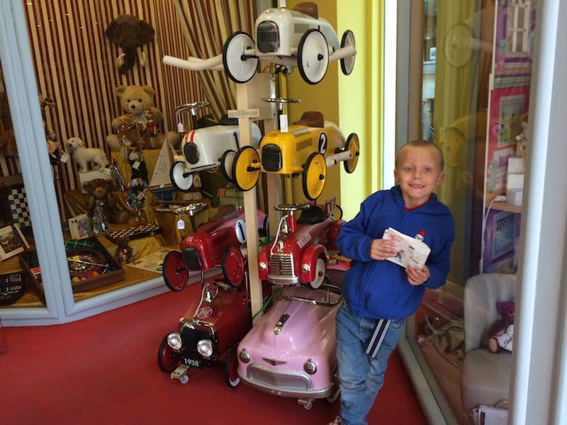 Toy stores in Paris - ned with outdoor trikes pic