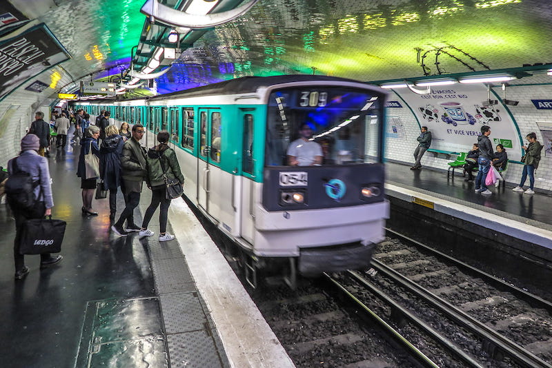 Train entering Paris metro station pic