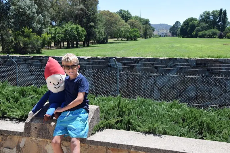 government house canberra lookout with building in view pic