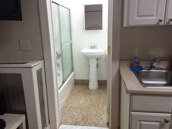 Visit ROAM THE GNOME Family Travel Website Directory for SUPER DOOPER FUN ideas for family vacations around the world. Search by city. Photo - Studio Plus New York apartment bathroom