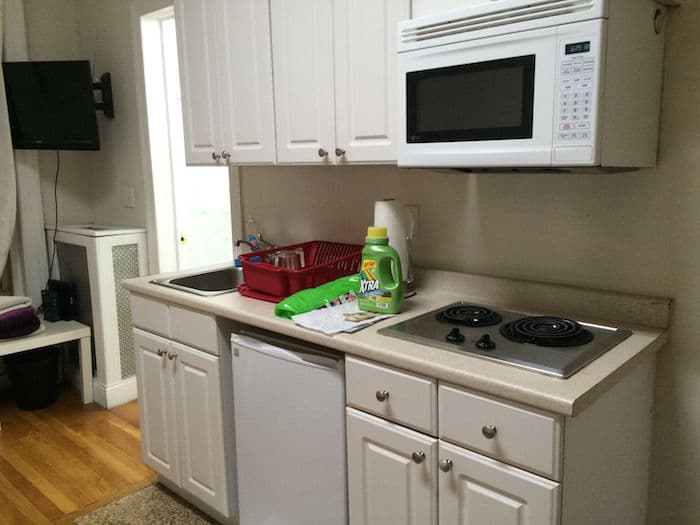 Visit ROAM THE GNOME Family Travel Website Directory for SUPER DOOPER FUN ideas for family vacations around the world. Search by city. Photo - Studio Plus New York apartment kitchenette