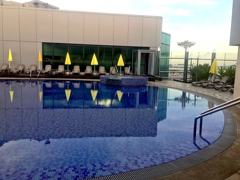 changi airport rooftop pool by bex walton flickr 