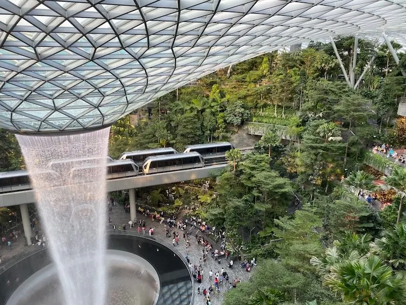 skytrain through jewel pic