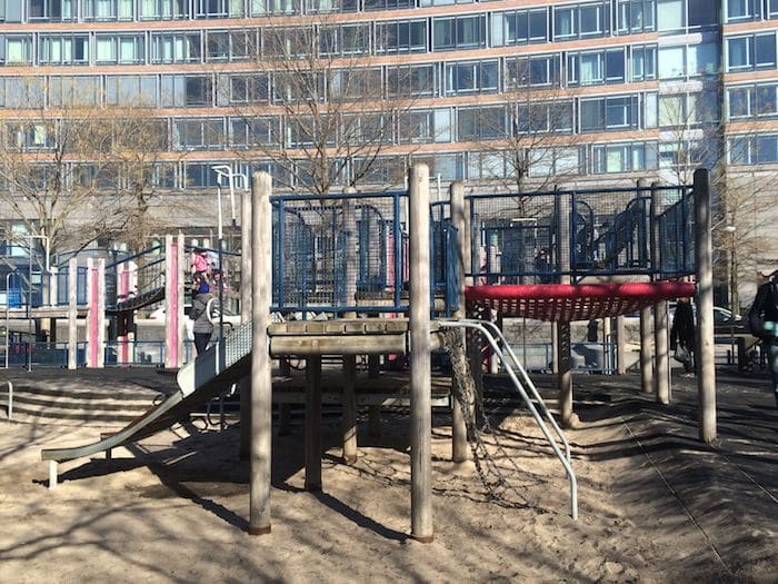 Rockefeller Park Playground NYC zwerft rond op de GNOME Family Travel Website. Honderden leuke ideeën en activiteiten om u te helpen bij het plannen en boeken van uw volgende familievakantie of weekendavontuur
