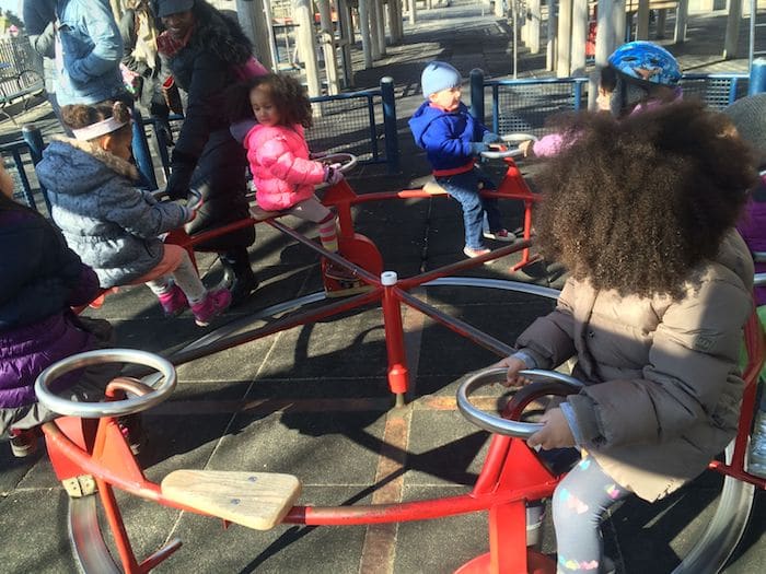 Merry go round at Rockefeller Park Playground NYC ROAM de GNOME Family Travel Website. Honderden leuke ideeën en activiteiten om u te helpen bij het plannen en boeken van uw volgende familievakantie of weekend avontuur