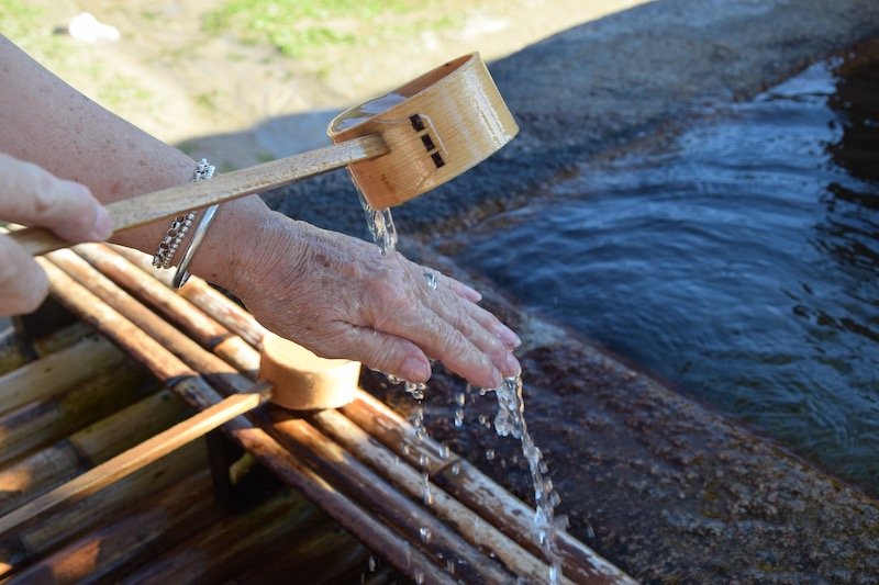 purifying hands at itsukushima shrine pic