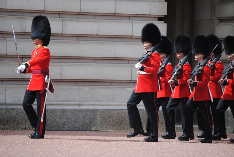 BUCKINGHAM PALACE CHANGING OF THE GUARD - FAMILY GUIDE