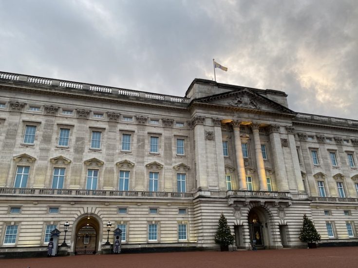 BUCKINGHAM PALACE CHANGING OF THE GUARD - FAMILY GUIDE
