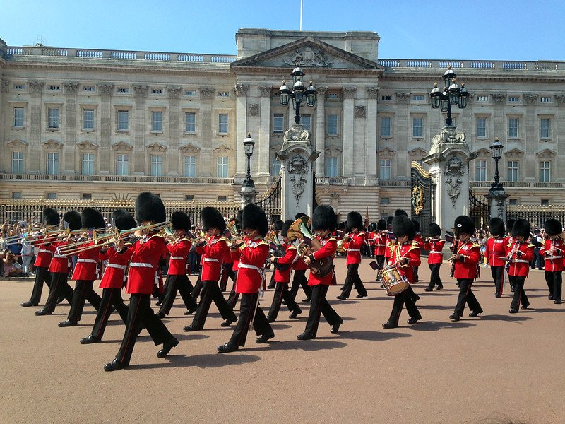 BUCKINGHAM PALACE CHANGING OF THE GUARD FAMILY GUIDE