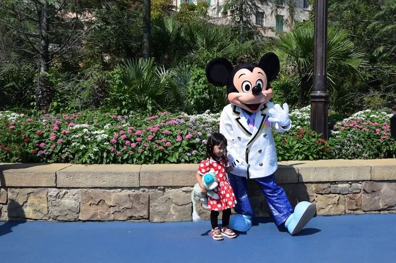 tokyo disneysea characters mickey with child pic 800