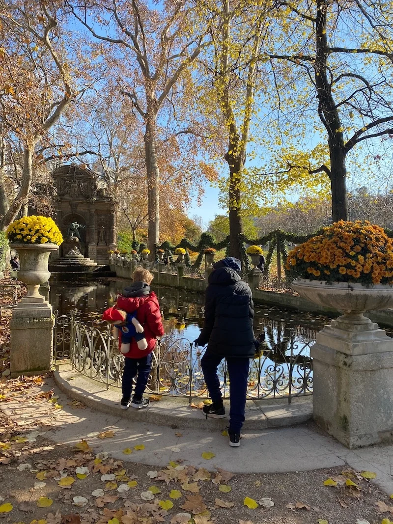 fountain des medicis at jardin du luxembourg