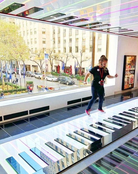 image - fao schwarz big piano by FOMO feed