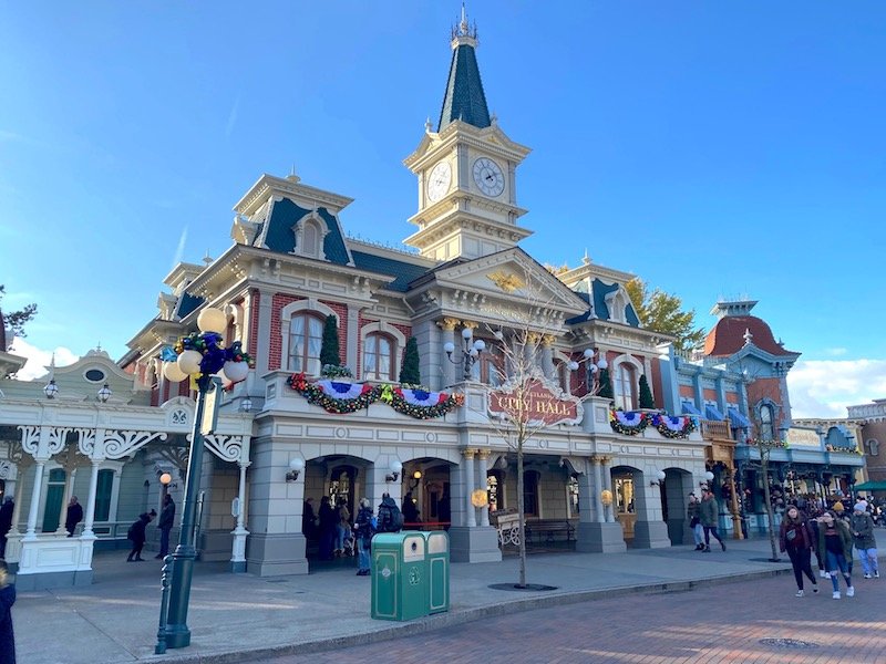 image - city hall at disneyland paris christmas CITY HALL 500