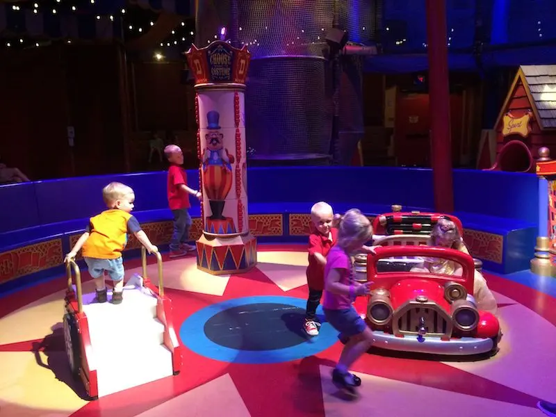 interactive queue at dumbo ride for toddlers
