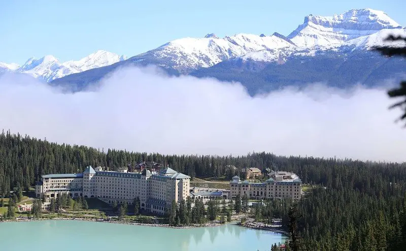 lake louise fairmont chateau by trekking days 