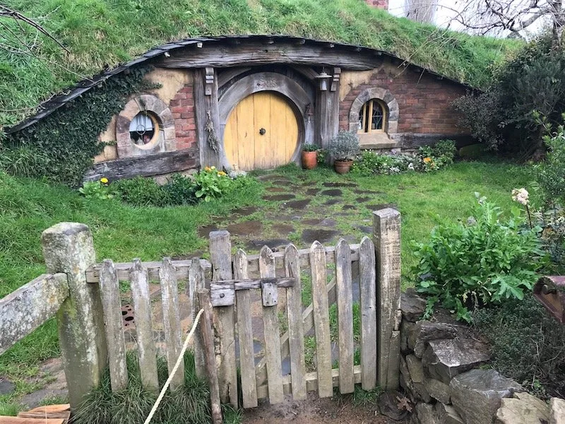 hobbiton movie set tours in new zealand-hobbiton house and gate
