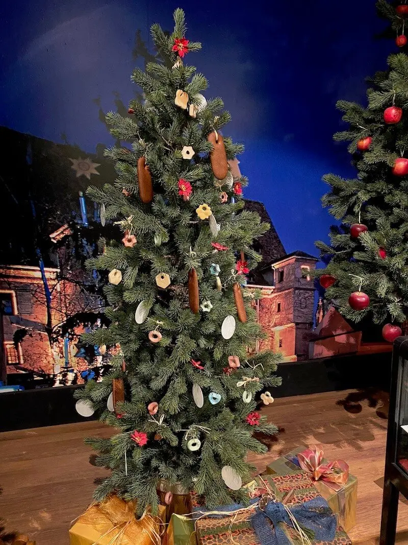 Image - Christmas house santa and exhibition natural tree