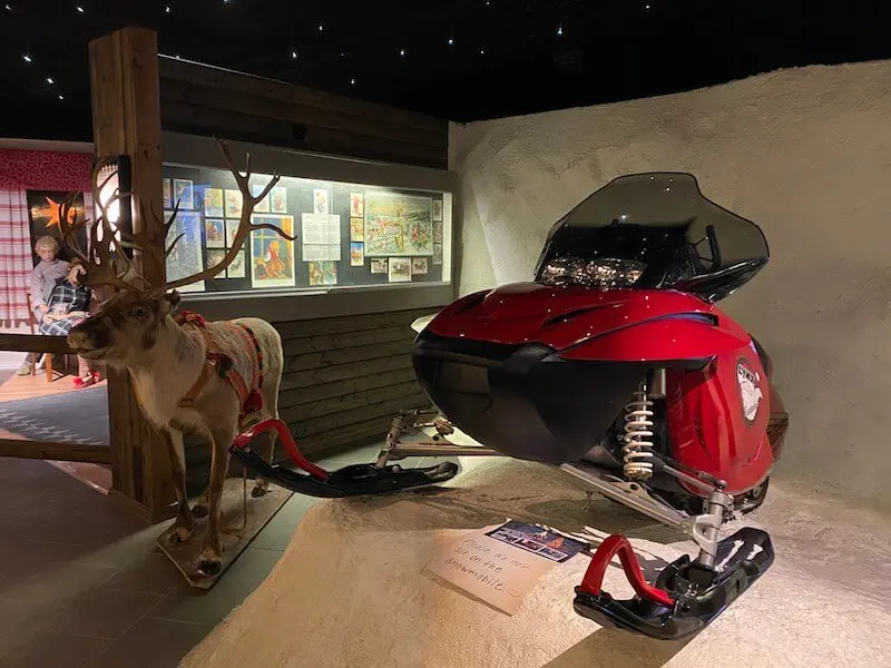 Image - Christmas house santa and exhibition reindeer statue