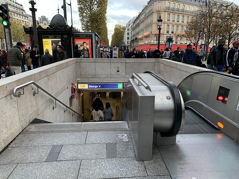 800px-Entrée_Station_Métro_George_V_Paris_5