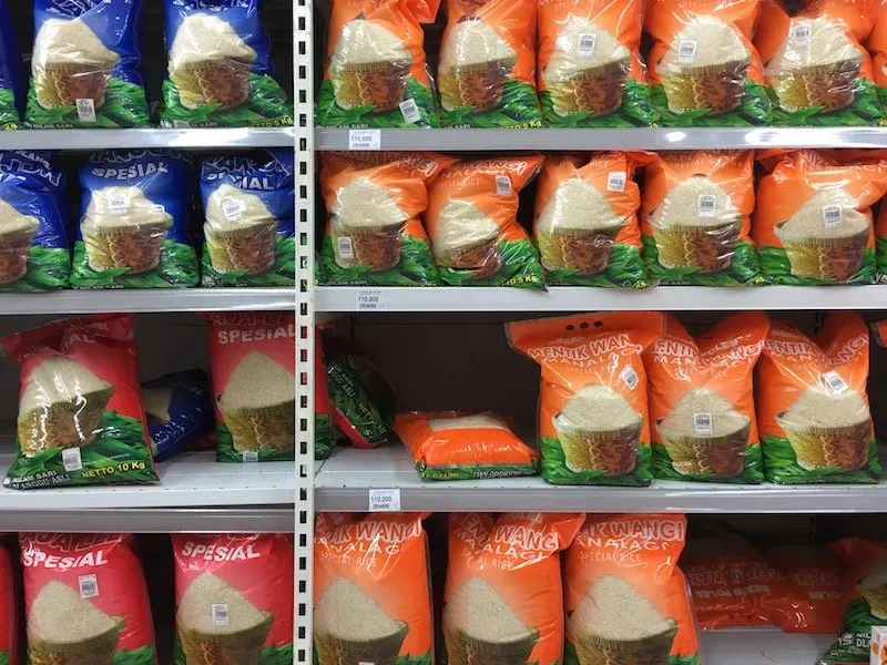 Carrefour Bali Supermarket bags of rice pic