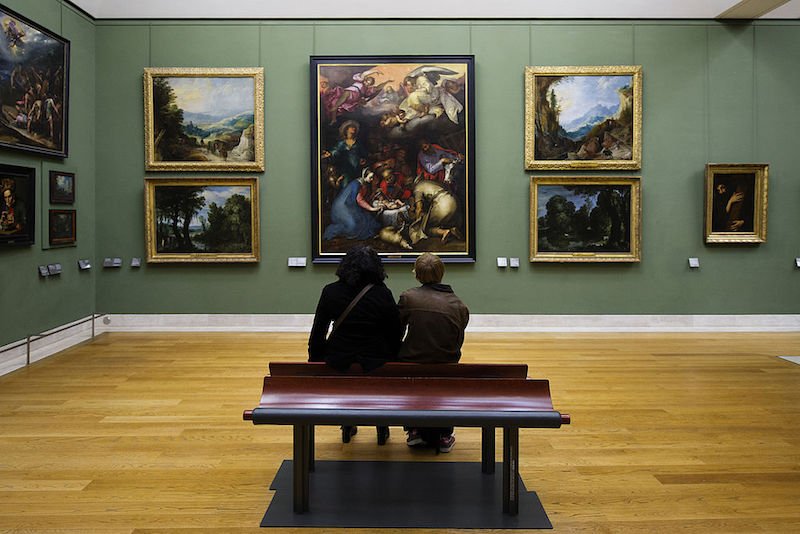 Louvre museum with two kids in front of painting_Musee_du_Louvre,_Paris_2014