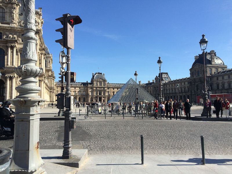 Visiting the Louvre pyramid entrance via road pic