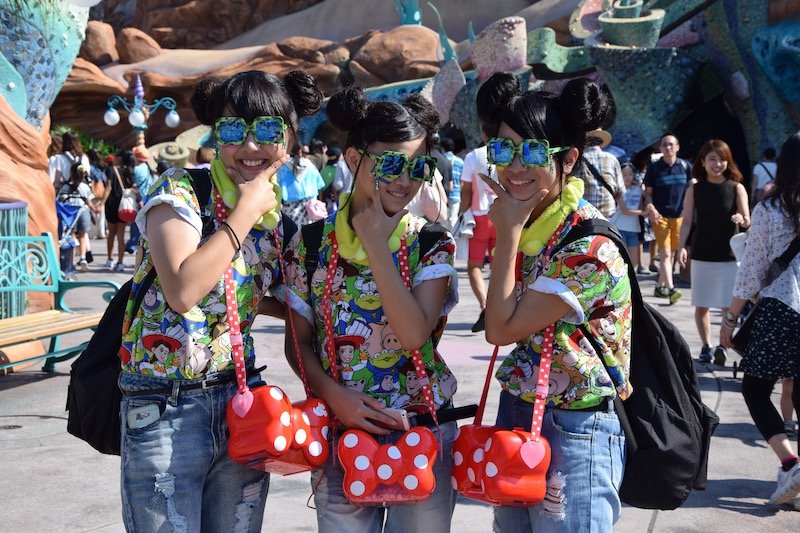 japanese girls with matching tokyo disneyland t shirts pic