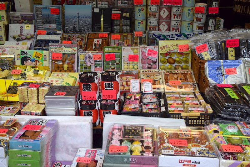 japanese snack shopping at asakusa pic