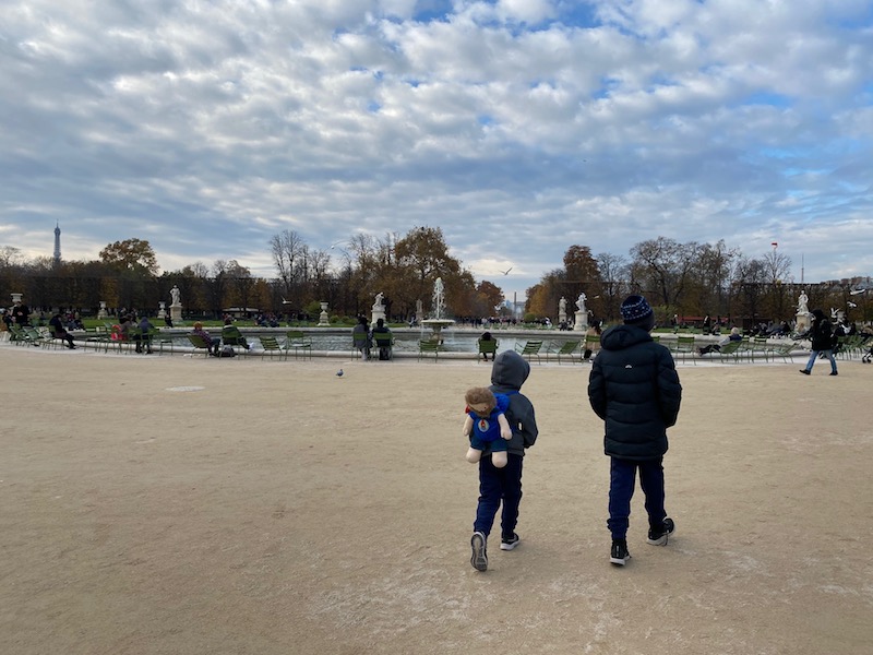 aire de jeux paris playground jardin des tuileries garden pond pic