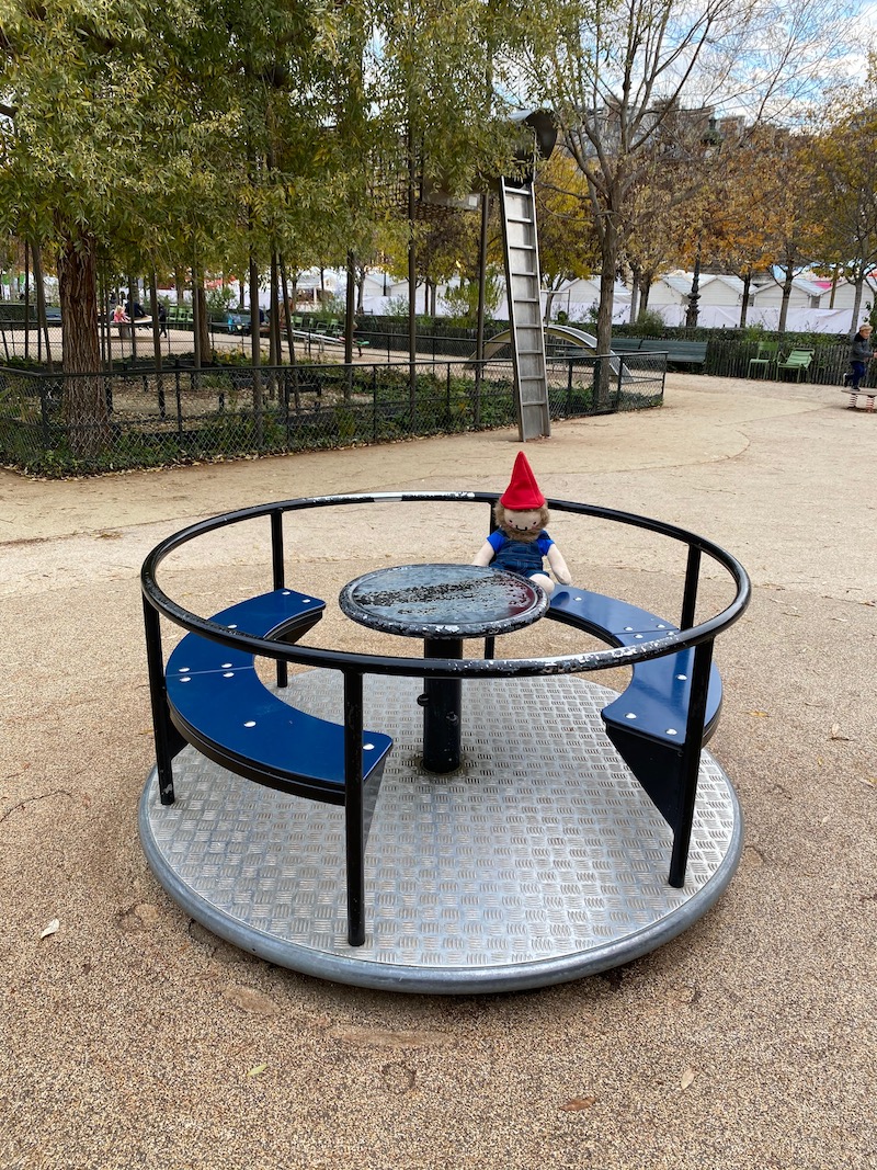 aire de jeux paris playground roundabout pic