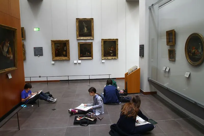 louvre museum with Kids_drawing_their_favorite_Louvre_paintings