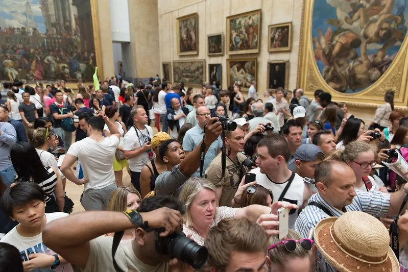 louvre with kids - crowds at mona lisa pic by andy rusch 