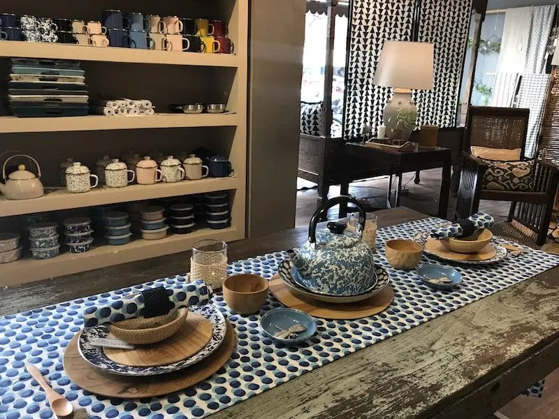 mercredi bali shopping -plates on table pic