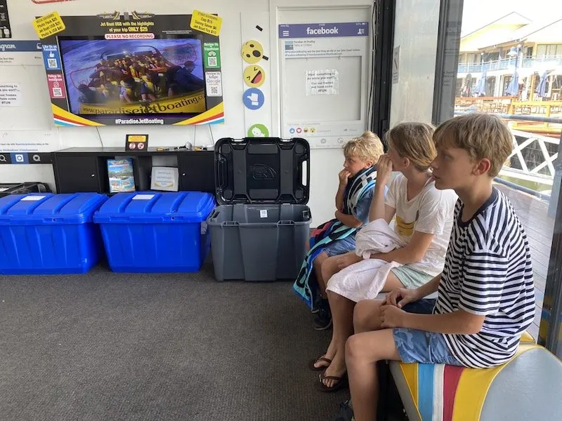 paradise jet boat gold coast kids pic