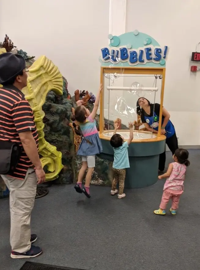 bubbles at hawaii discovery center museum for kids pic