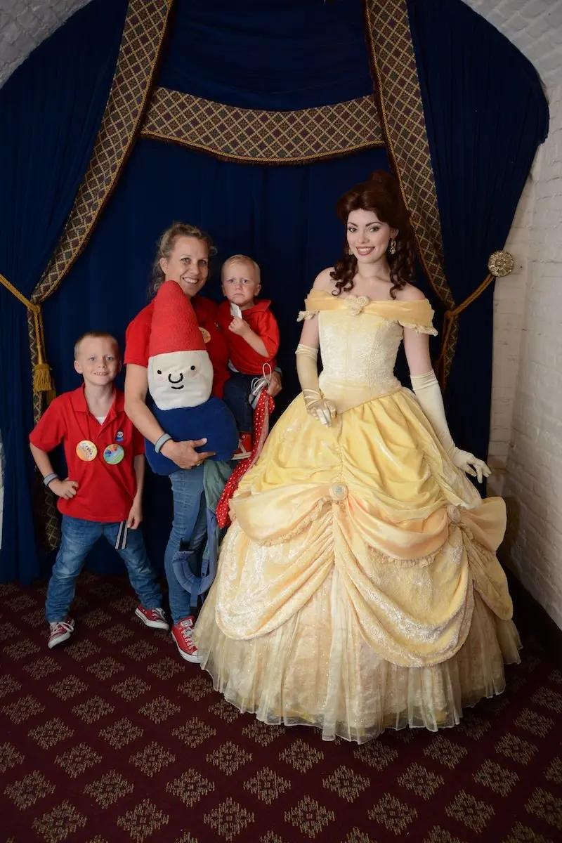 disney princesses at akershus royal banquet hall with family pic 800