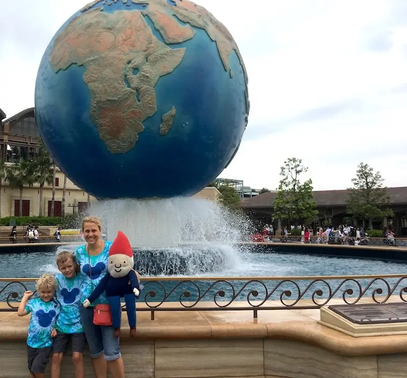 disney-sea-globe-family-800