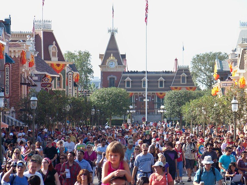 disneyland anaheim morning crowds pic by loren javier flickr 