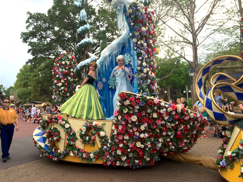 elsa and anna on the frozen float at magic kingdom parade 2015 800
