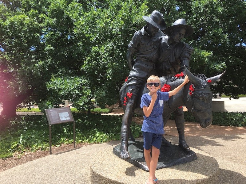 canberra war memorial australia simpson and his donkey statue pic