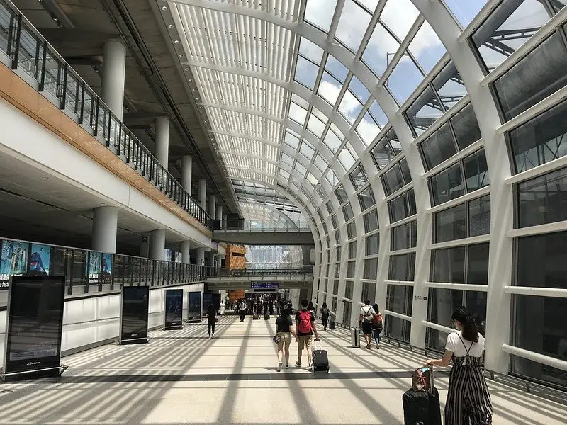 hong kong airport concourse pic by kevin krejci