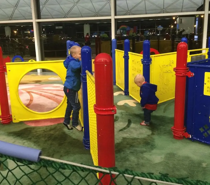 hong-kong-airport-play-area-for-kids-carpet-floor