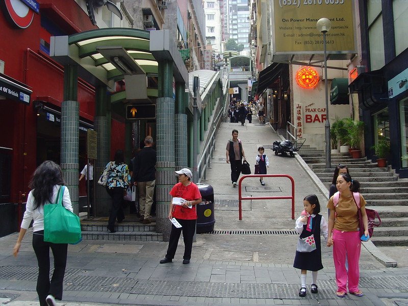 hong kong central mid levels escalator start pic by klaus nahr