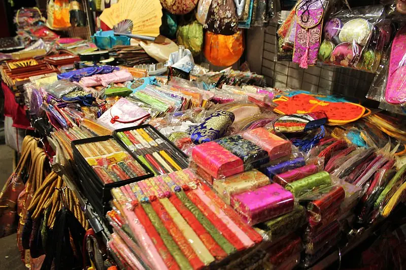 what to buy in temple street night market - header